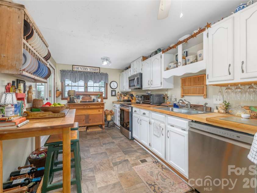 21 Lincoln Avenue, Asheville, NC 28803.  MLS# CAR4412892, YatesRealty ID 43675. 