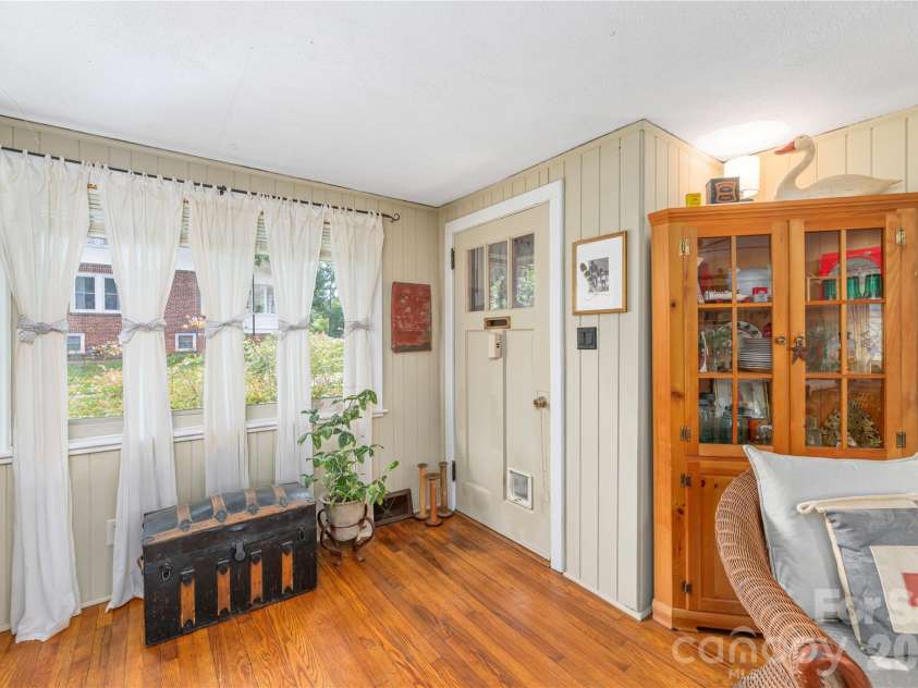 21 Lincoln Avenue, Asheville, NC 28803.  MLS# CAR4412892, YatesRealty ID 43675. 