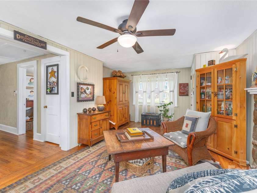 21 Lincoln Avenue, Asheville, NC 28803.  MLS# CAR4412892, YatesRealty ID 43675. 