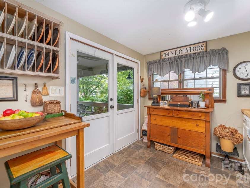 21 Lincoln Avenue, Asheville, NC 28803.  MLS# CAR4412892, YatesRealty ID 43675. 