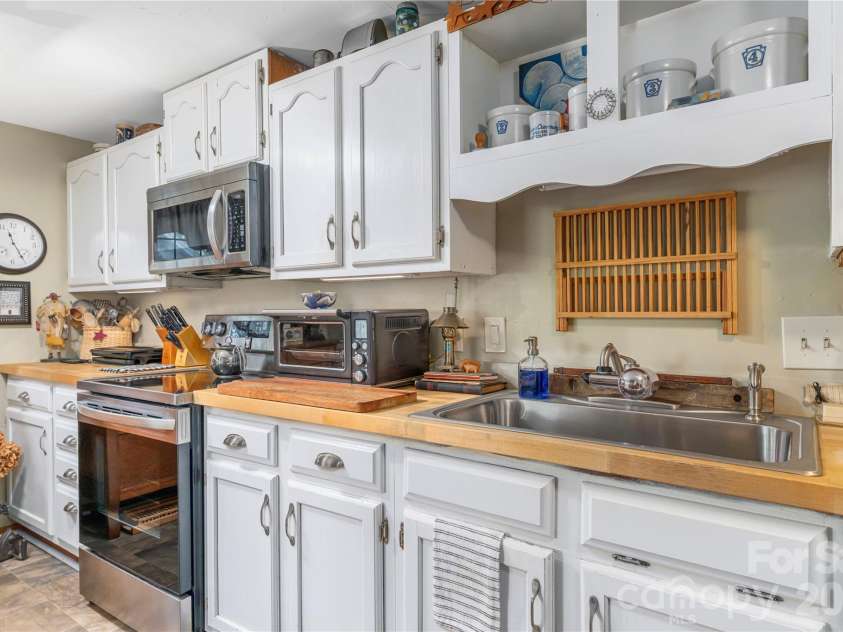 21 Lincoln Avenue, Asheville, NC 28803.  MLS# CAR4412892, YatesRealty ID 43675. 