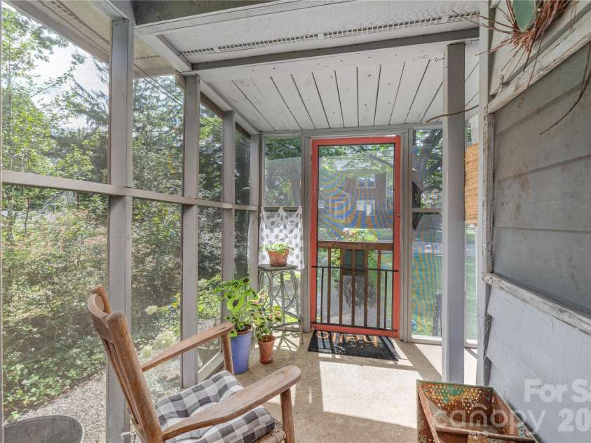 21 Lincoln Avenue, Asheville, NC 28803.  MLS# CAR4412892, YatesRealty ID 43675. 