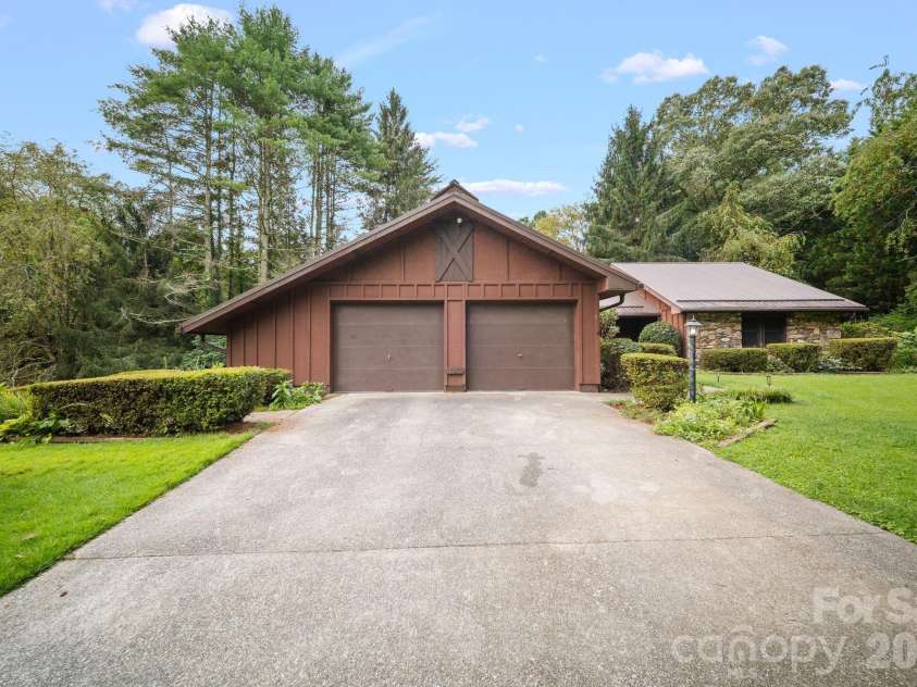 140 Redwood Street, Brevard, NC 28712.  MLS# CAR4412923, YatesRealty ID 43679. 
