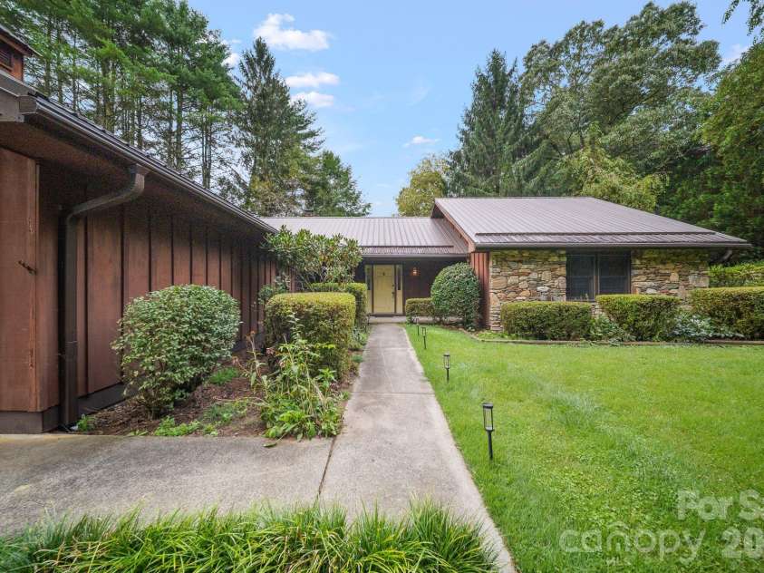 140 Redwood Street, Brevard, NC 28712.  MLS# CAR4412923, YatesRealty ID 43679. 