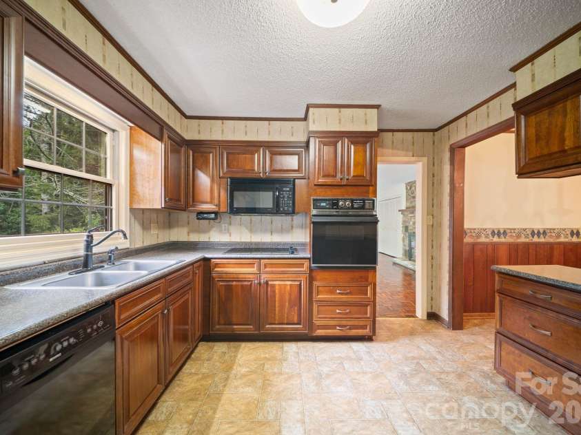 140 Redwood Street, Brevard, NC 28712.  MLS# CAR4412923, YatesRealty ID 43679. 