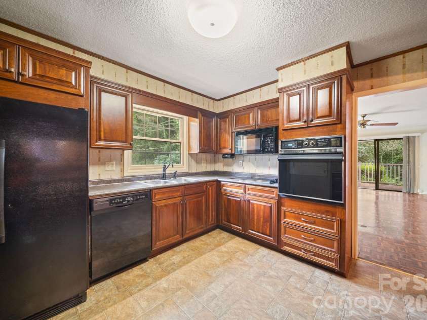 140 Redwood Street, Brevard, NC 28712.  MLS# CAR4412923, YatesRealty ID 43679. 