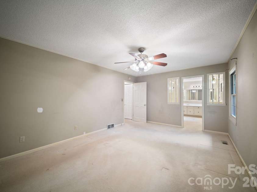 140 Redwood Street, Brevard, NC 28712.  MLS# CAR4412923, YatesRealty ID 43679. 