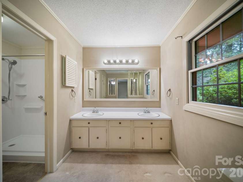 140 Redwood Street, Brevard, NC 28712.  MLS# CAR4412923, YatesRealty ID 43679. 