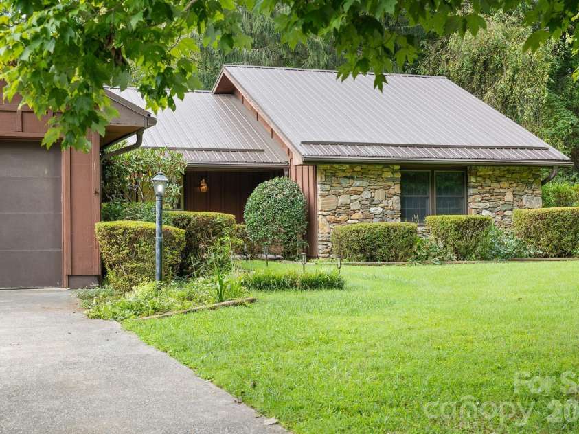 140 Redwood Street, Brevard, NC 28712.  MLS# CAR4412923, YatesRealty ID 43679. 