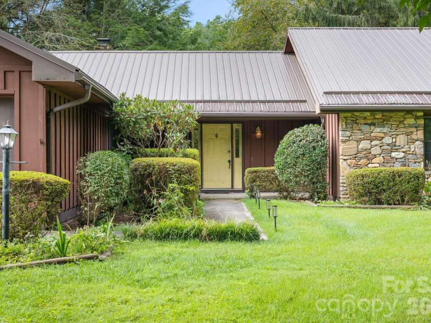 140 Redwood Street, Brevard, NC 28712.  MLS# CAR4412923, YatesRealty ID 43679. 