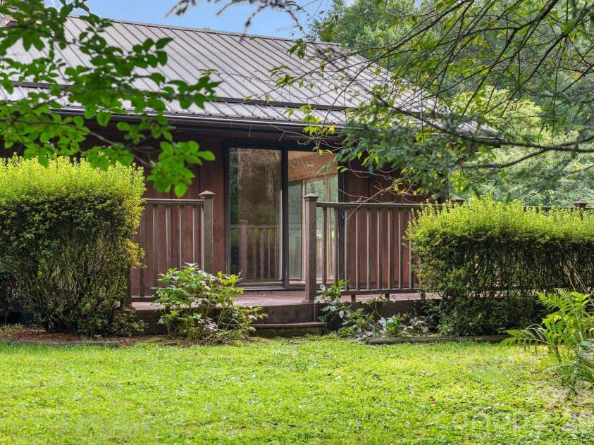 140 Redwood Street, Brevard, NC 28712.  MLS# CAR4412923, YatesRealty ID 43679. 