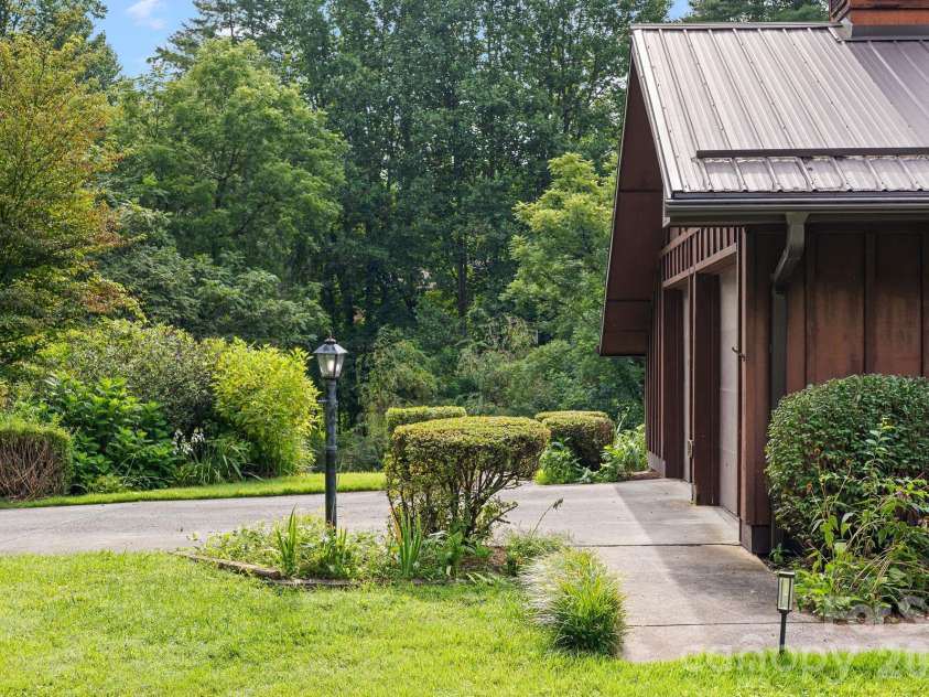 140 Redwood Street, Brevard, NC 28712.  MLS# CAR4412923, YatesRealty ID 43679. 