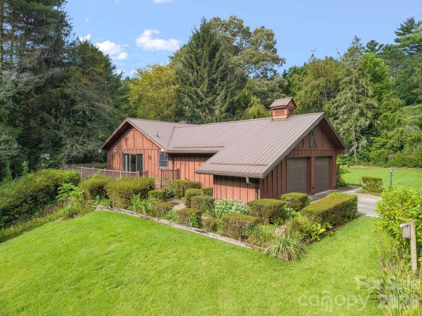 140 Redwood Street, Brevard, NC 28712.  MLS# CAR4412923, YatesRealty ID 43679. 