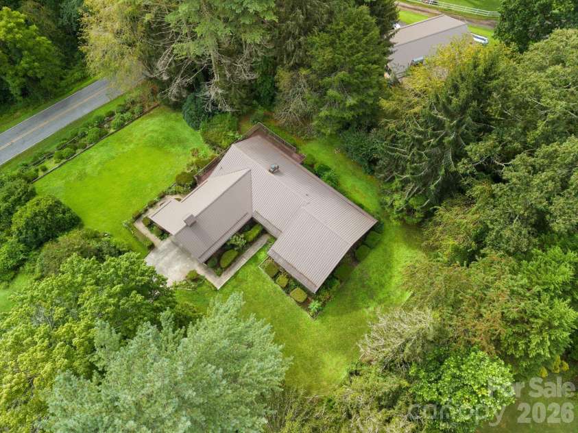 140 Redwood Street, Brevard, NC 28712.  MLS# CAR4412923, YatesRealty ID 43679. 