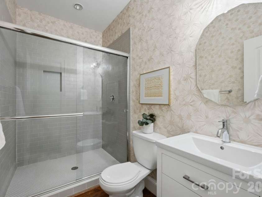 2013 Victorian Place, Charlotte, NC 28203.  MLS# CAR4408968, YatesRealty ID 43684. 
