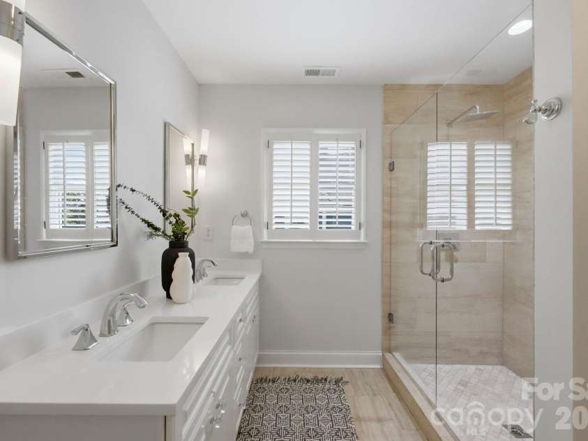 2013 Victorian Place, Charlotte, NC 28203.  MLS# CAR4408968, YatesRealty ID 43684. 