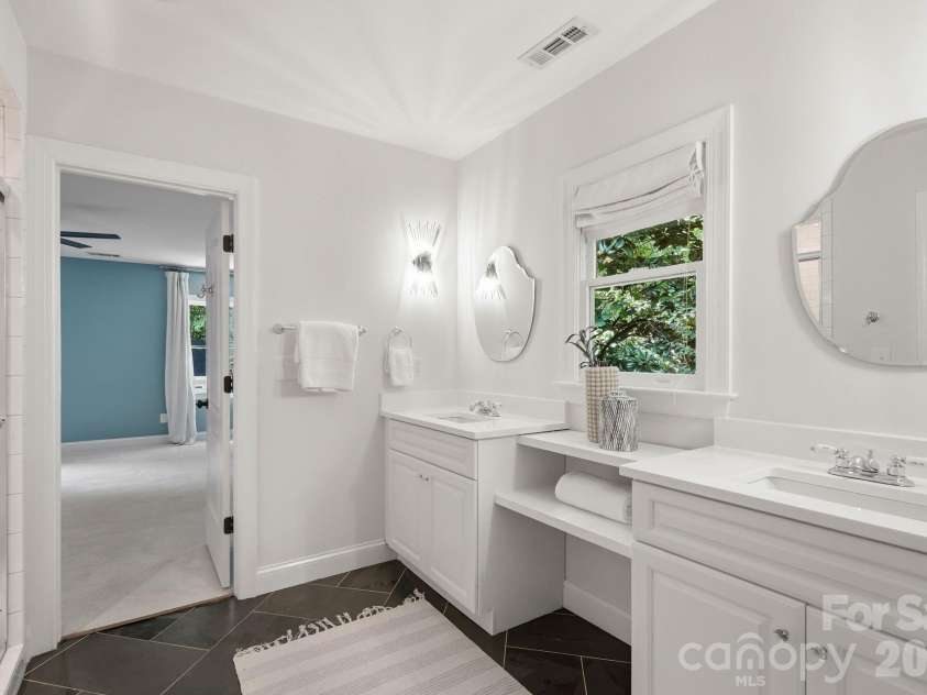 2013 Victorian Place, Charlotte, NC 28203.  MLS# CAR4408968, YatesRealty ID 43684. 