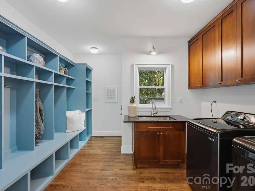 2013 Victorian Place, Charlotte, NC 28203.  MLS# CAR4408968, YatesRealty ID 43684. 