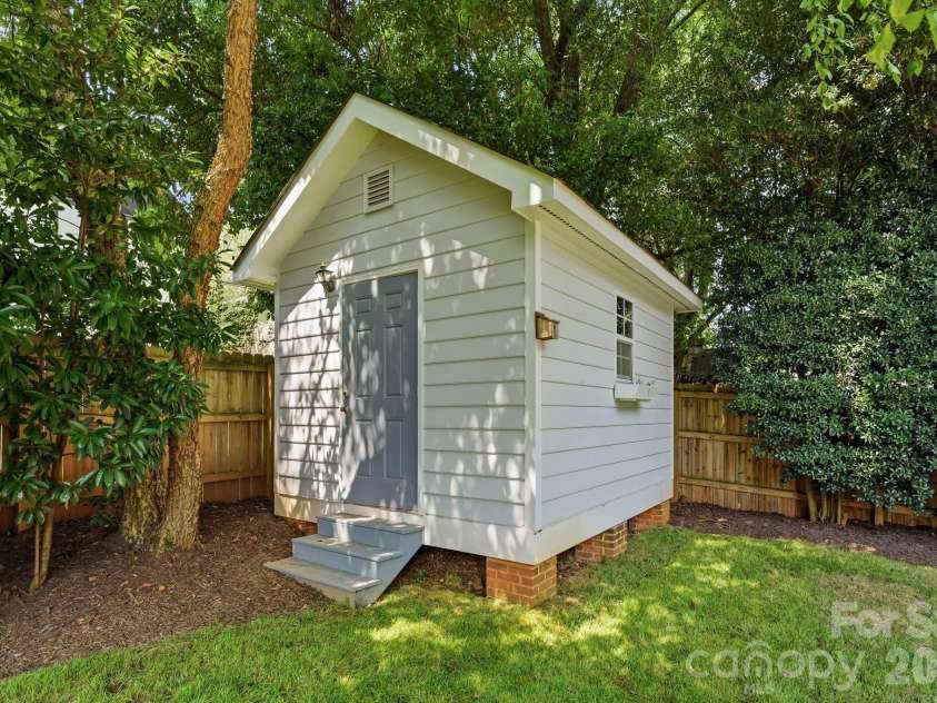 2013 Victorian Place, Charlotte, NC 28203.  MLS# CAR4408968, YatesRealty ID 43684. 