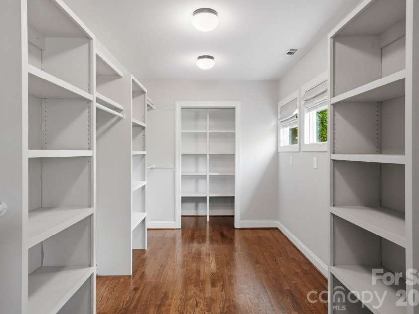 2013 Victorian Place, Charlotte, NC 28203.  MLS# CAR4408968, YatesRealty ID 43684. 