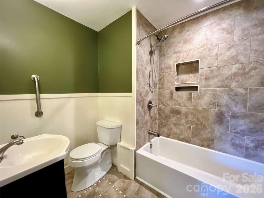 3 Mount Royal Drive, Arden, NC 28704.  MLS# CAR4413599, YatesRealty ID 43699. 