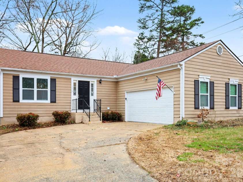 6027 Running Deer Road, Charlotte, NC 28214.  MLS# CAR4352377, YatesRealty ID 4370. 