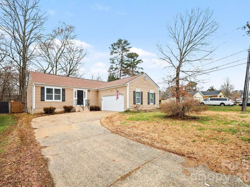 6027 Running Deer Road, Charlotte, NC 28214.  MLS# CAR4352377, YatesRealty ID 4370. 