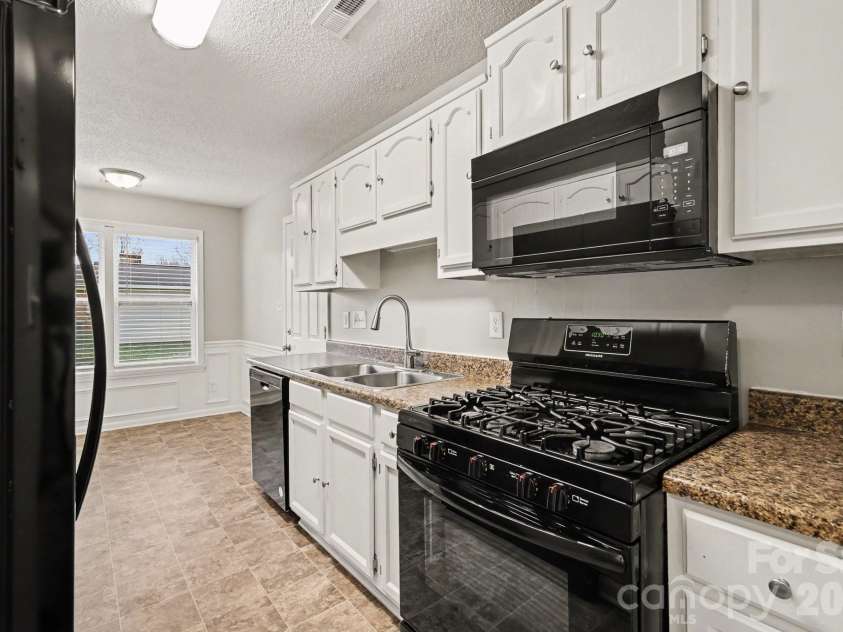 6027 Running Deer Road, Charlotte, NC 28214.  MLS# CAR4352377, YatesRealty ID 4370. 