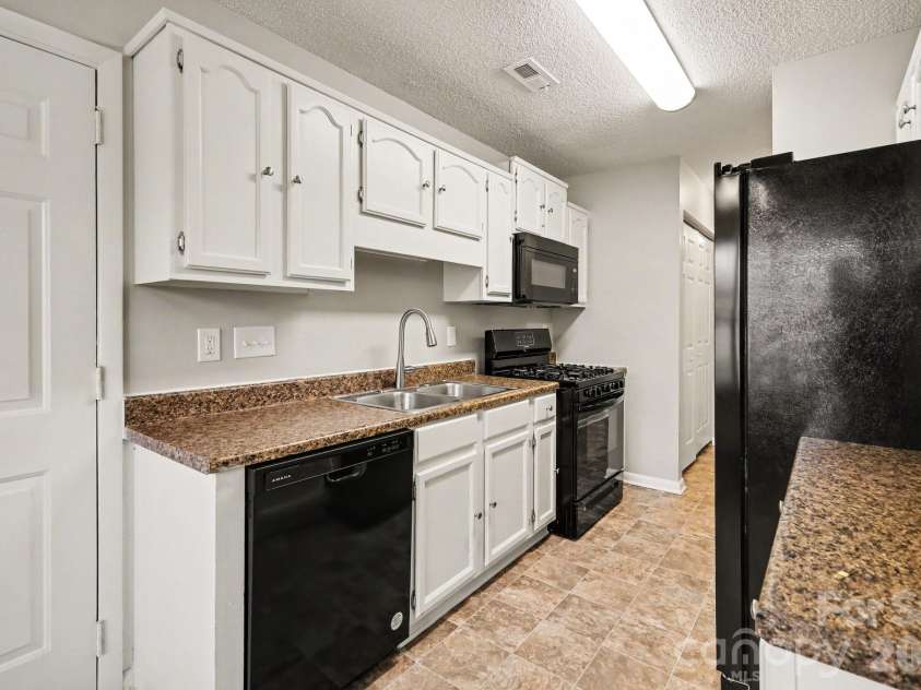 6027 Running Deer Road, Charlotte, NC 28214.  MLS# CAR4352377, YatesRealty ID 4370. 