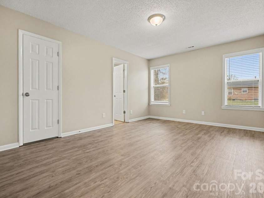 6027 Running Deer Road, Charlotte, NC 28214.  MLS# CAR4352377, YatesRealty ID 4370. 