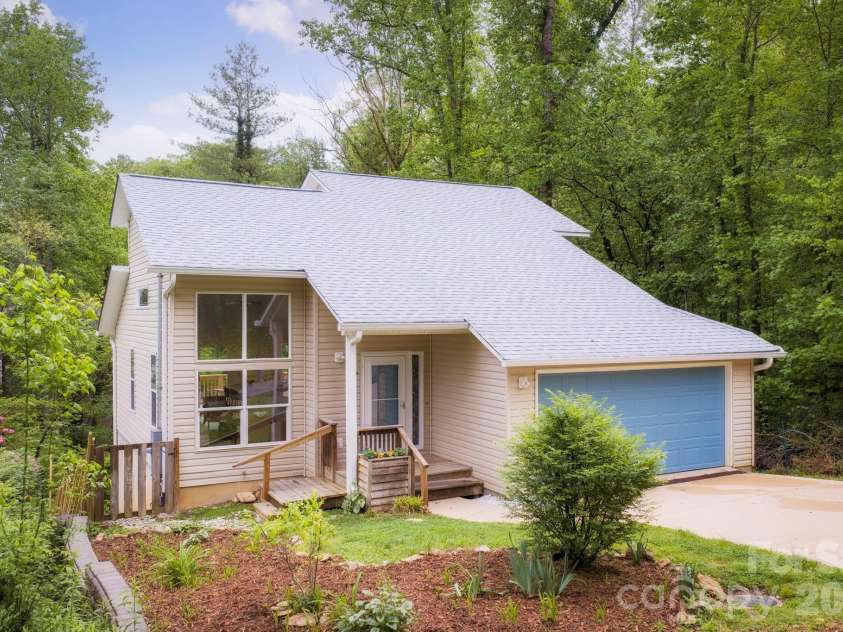 9 Nantahala Street, Asheville, NC 28801.  MLS# CAR4409497, YatesRealty ID 43716. Move-in Ready Five Points Home