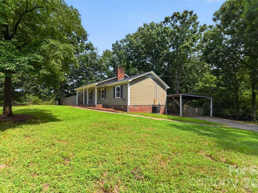 4625 Longbriar Drive, Gastonia, NC 28056.  MLS# CAR4414205, YatesRealty ID 43719. 