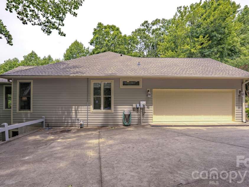 329 Mountain Crest Drive, Hendersonville, NC 28739.  MLS# CAR4384894, YatesRealty ID 43728. Driveway