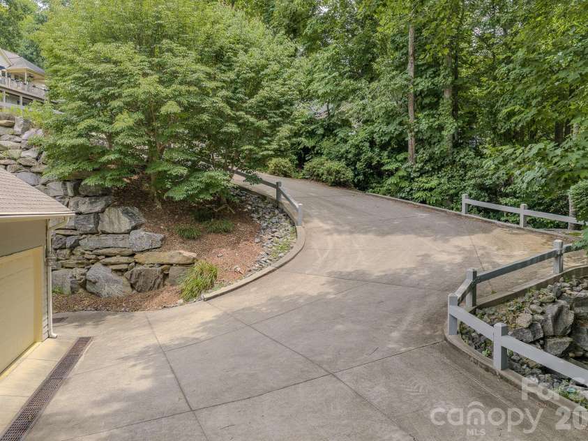 329 Mountain Crest Drive, Hendersonville, NC 28739.  MLS# CAR4384894, YatesRealty ID 43728. Driveway