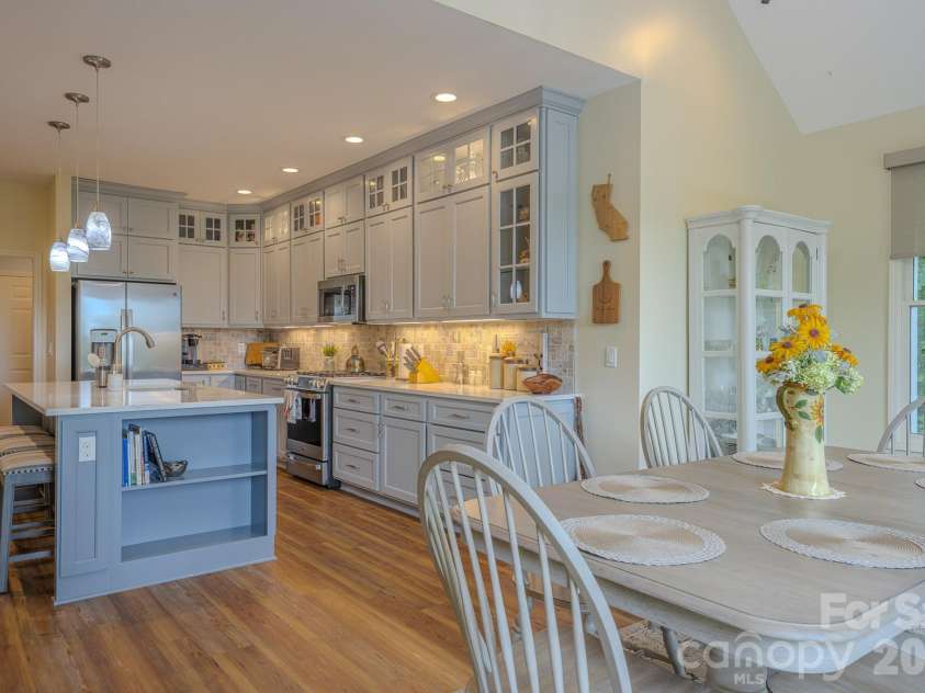 329 Mountain Crest Drive, Hendersonville, NC 28739.  MLS# CAR4384894, YatesRealty ID 43728. Kitchen/Dining Area