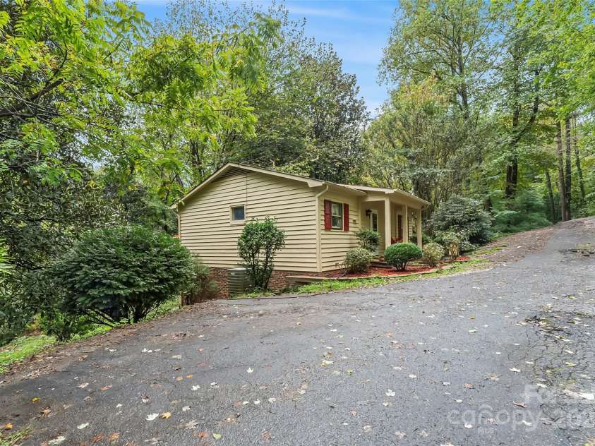 218 Davis Drive, Morganton, NC 28655.  MLS# CAR4152046, YatesRealty ID 4373. 