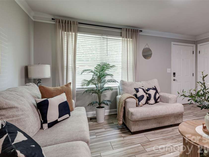 531 Stilwell Oaks Circle, Charlotte, NC 28212.  MLS# CAR4413682, YatesRealty ID 43736. 