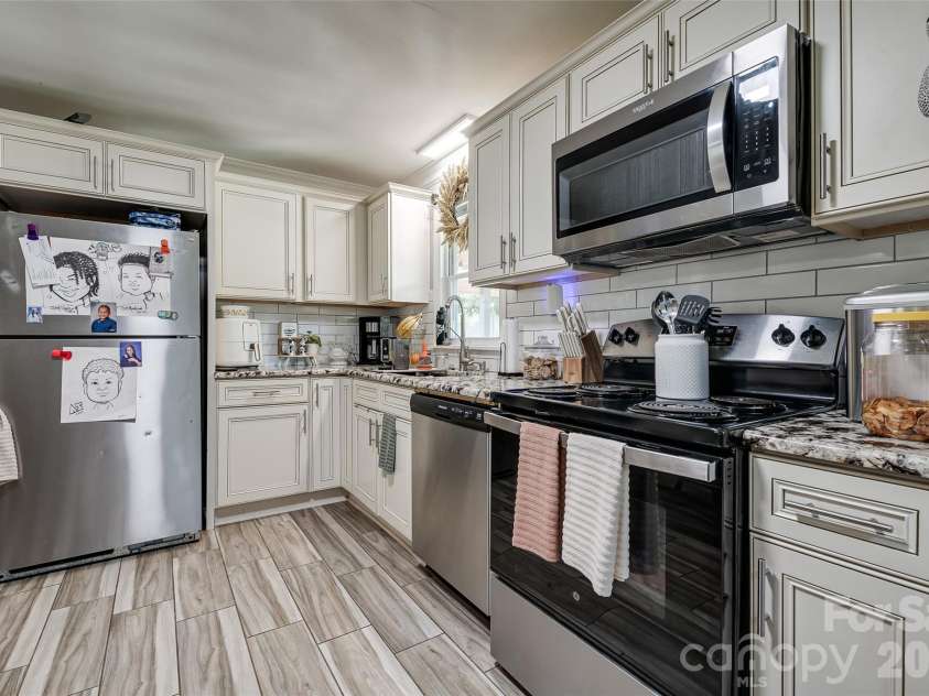 531 Stilwell Oaks Circle, Charlotte, NC 28212.  MLS# CAR4413682, YatesRealty ID 43736. 