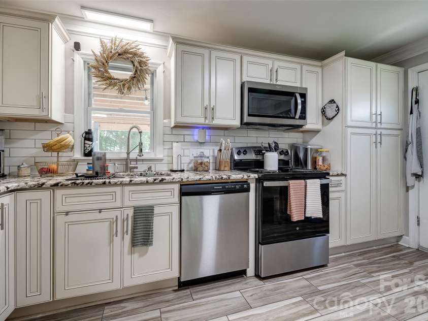531 Stilwell Oaks Circle, Charlotte, NC 28212.  MLS# CAR4413682, YatesRealty ID 43736. 