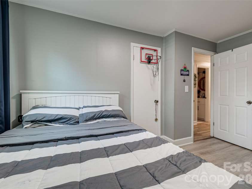 531 Stilwell Oaks Circle, Charlotte, NC 28212.  MLS# CAR4413682, YatesRealty ID 43736. 