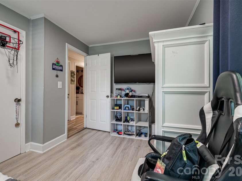 531 Stilwell Oaks Circle, Charlotte, NC 28212.  MLS# CAR4413682, YatesRealty ID 43736. 