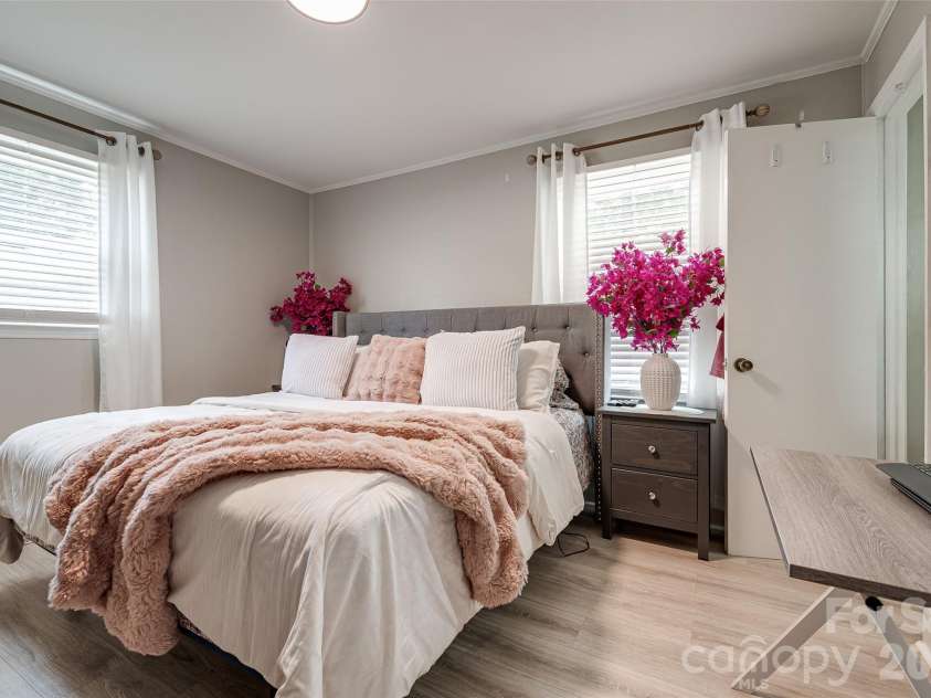 531 Stilwell Oaks Circle, Charlotte, NC 28212.  MLS# CAR4413682, YatesRealty ID 43736. 