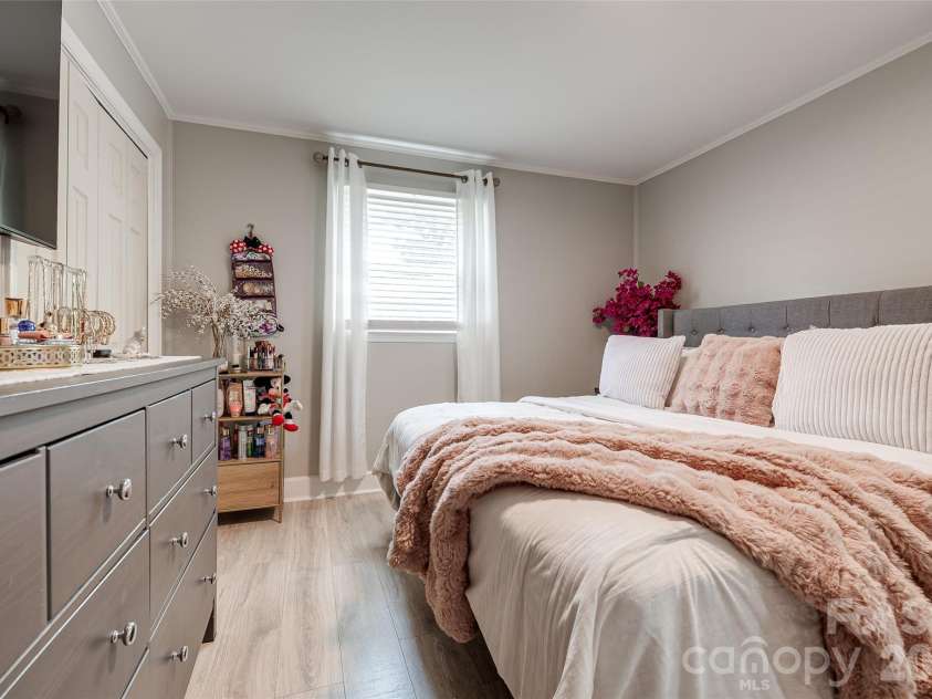 531 Stilwell Oaks Circle, Charlotte, NC 28212.  MLS# CAR4413682, YatesRealty ID 43736. 