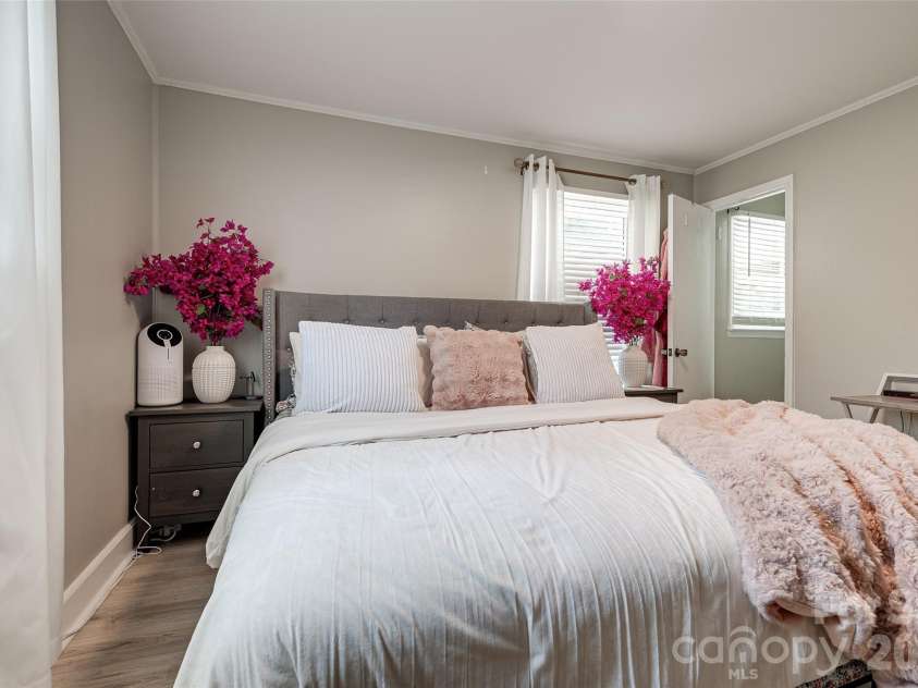 531 Stilwell Oaks Circle, Charlotte, NC 28212.  MLS# CAR4413682, YatesRealty ID 43736. 