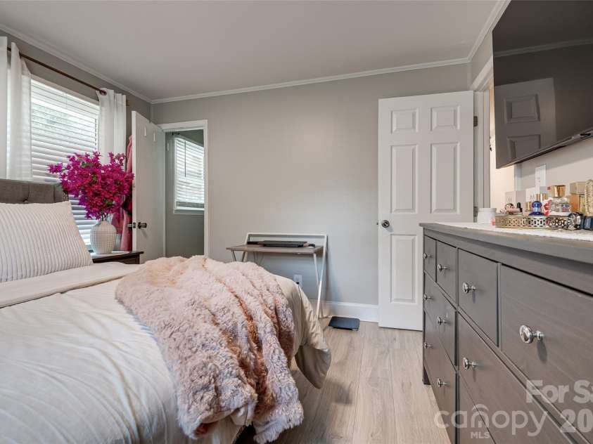 531 Stilwell Oaks Circle, Charlotte, NC 28212.  MLS# CAR4413682, YatesRealty ID 43736. 
