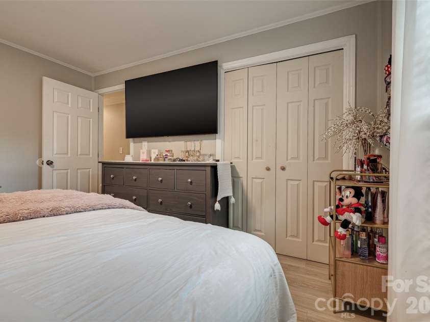 531 Stilwell Oaks Circle, Charlotte, NC 28212.  MLS# CAR4413682, YatesRealty ID 43736. 