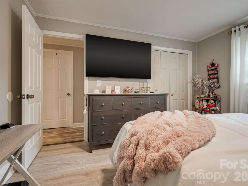 531 Stilwell Oaks Circle, Charlotte, NC 28212.  MLS# CAR4413682, YatesRealty ID 43736. 