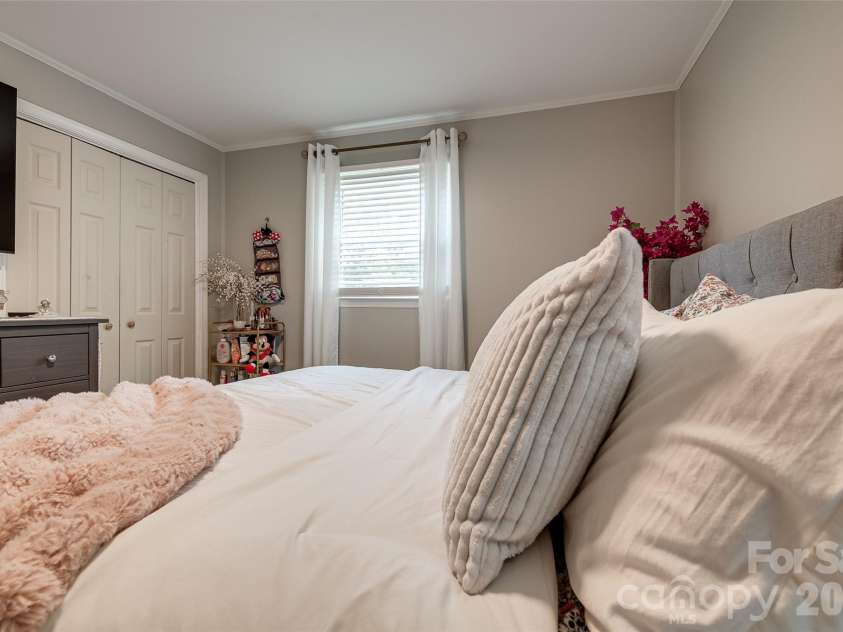 531 Stilwell Oaks Circle, Charlotte, NC 28212.  MLS# CAR4413682, YatesRealty ID 43736. 