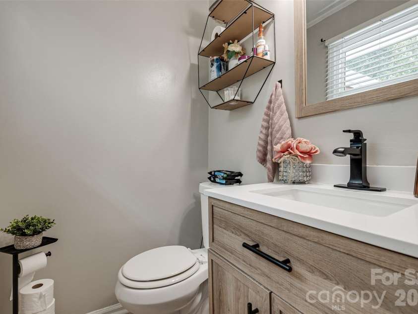 531 Stilwell Oaks Circle, Charlotte, NC 28212.  MLS# CAR4413682, YatesRealty ID 43736. 