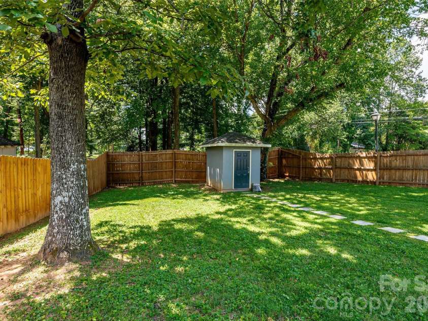 531 Stilwell Oaks Circle, Charlotte, NC 28212.  MLS# CAR4413682, YatesRealty ID 43736. 